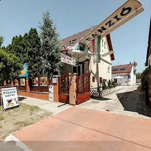 Pilota Panzio Couette-café Szeged